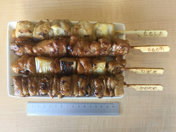 1月10日に発売されたローソンの「でか焼鳥」。15cmの物差しと比較するとその“でかさ”がわかる