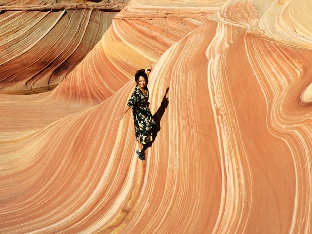 ウェーブだけに思わず波乗りポーズ