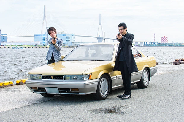  「舘さんが劇中で着ているスーツはテットオム。僕には毎年、店から連絡が来て、今１０着以上持ってます。今日は全身で４０万円」（前田クン［写真右］）。モデルガンも全ドラマ＆映画用を完備！