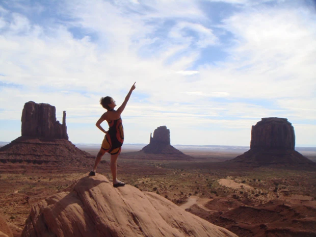  約１０年前の旅を始めたばかりの頃のマリーシャ。アメリカ西南部のモニュメントバレーはお気に入りの場所