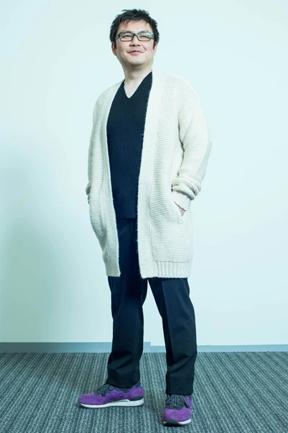 インナーはVネックのニット(ユニクロ ミラノリブVネックセーター)で小顔効果をねらう。ロングカーディガン(ZARA ニットアウター)を羽織って体形カバーもバッチリ