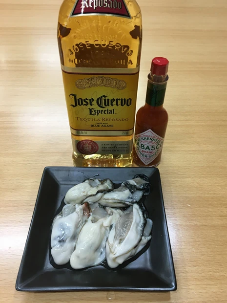  メキシカンスタイル生牡蠣タバスコを垂らしテキーラと一緒に食べるのもオススメ。メキシコではメジャーな食べ方