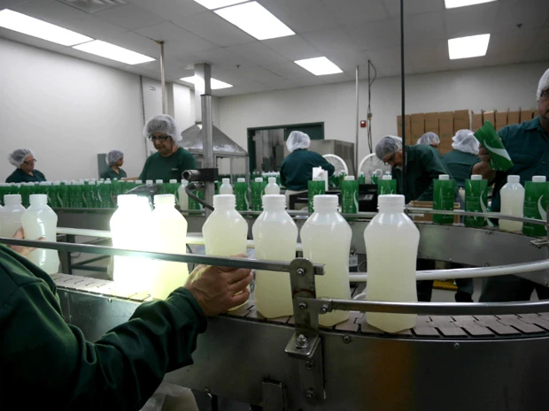  工場で黙々と働く人たち