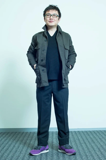 ミリタリーデザインのアウター(ユニクロ ワークジャケット)の襟を立てて、大人っぽさを演出。硬い素材なのでさりげなく体形カバーも