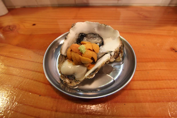 クリーミーで濃厚なウニとみずみずしい生牡蠣との相性が抜群。贅沢感も味わえる