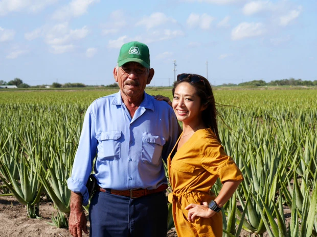  アロエ畑のリーダーとマリーシャ。彼は英語もできるので日本人との通訳ともなっていた