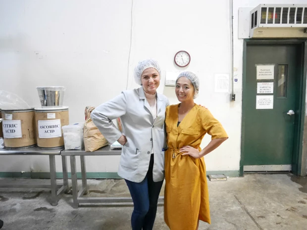  明るく元気な女性スタッフと