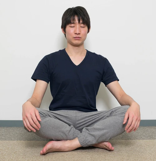 このように胡坐を組んだ姿勢もOK。背骨が気持ちよく伸びていて、首や肩に余計な力が入っていないことがポイント