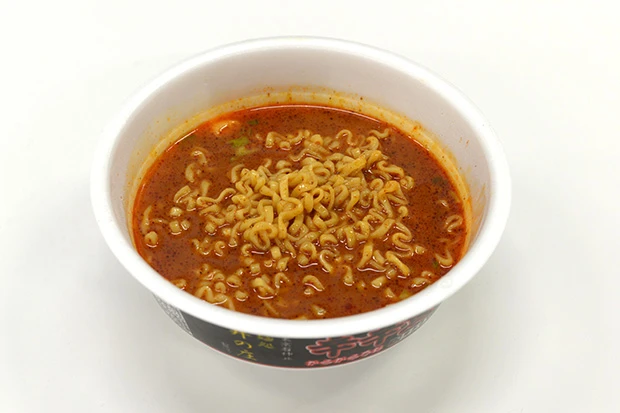 「特製辛魚粉」を混ぜたスープ。このカップ麺『辛辛魚』のスープにハマった人が実店舗に行くという素敵な相乗効果も!