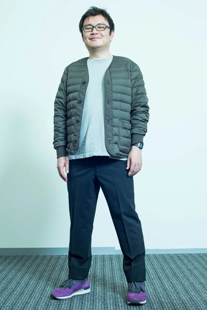 カジュアルなシューズに“100%ドレス”なスラックスのバランスが絶妙! (ユニクロ ストレッチウールノータックパンツ)