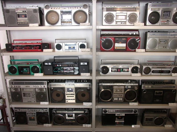 「waltz」にはきちんと整備された、現役バリバリの往年のラジカセも売られている。80年代に青春を過ごした人だけでなくお年寄りや若者にも人気らしい