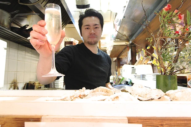  牡蠣とシャンパンという高級感のある組み合わせをリーズナブルな価格で提供するお店。男性だけでなく、女性のお客さんも多い