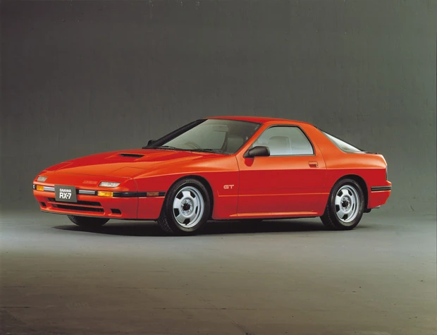 マツダ　ＲＸ－７（１９８５年～１９９２年）平均中古価格：８０万円足には走りにこだわった対向４ピストンのアルミキャリパーが！！！※平均中古価格は週プレ編集部の調査による