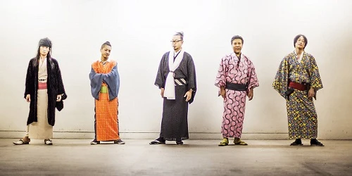 ROBE JAPONICAのカラフルな着物。デザインのアイディアは街中の看板や食べ物といった身近なもの。基盤の柄などもある