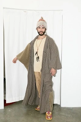 アジアンテイストな印象だが、普通の“洋服”に羽織っているのは長着