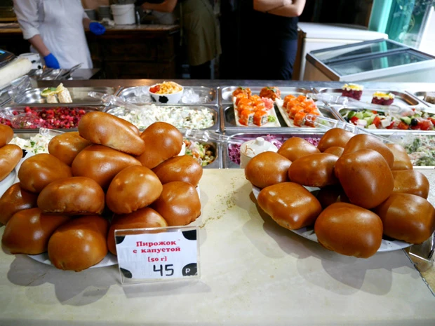 ロシア名物ピロシキ。ドラえもんの秘密道具「バイバイン」によって増殖を続ける栗まんじゅうに似ている