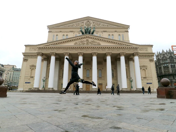 ボリショイ劇場の前でバレエジャンプ! グランジュテ! 実はマリーシャ、過去にバレエ歴7年です