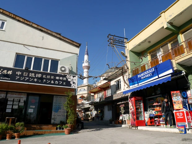 パムッカレの街は小さく飲食店も数える程度なのに、日本食店が目立つ