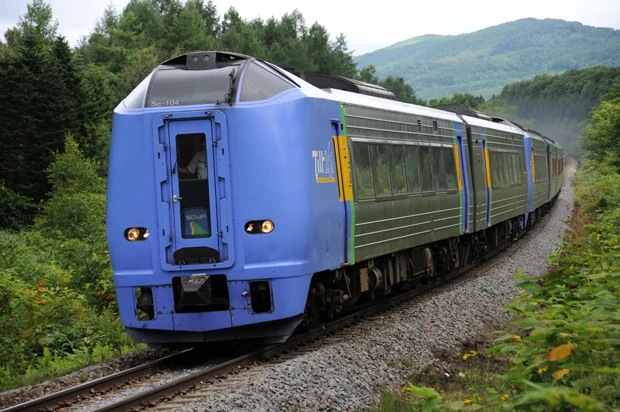 札幌と稚内を結ぶ特急「宗谷」。春のダイヤ改正によって札幌直通は1往復のみになった(写真/photolibrary)