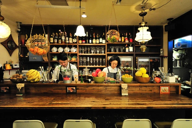 店内も落ち着いたバーのような佇まい。甘さがおさえてあるので男性でもOK