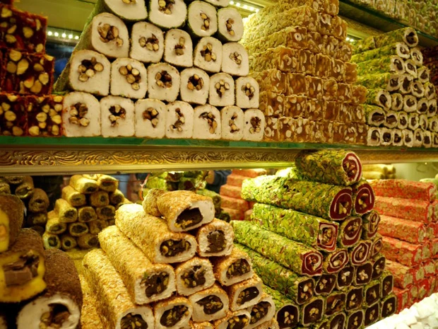 ターキッシュデライト。巻きずしのように積み重ねられている。小分けにカットしてグラムで購入