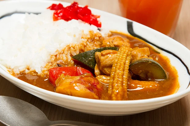 味噌汁は24時間、具だくさんのカレーは朝、無料で提供される