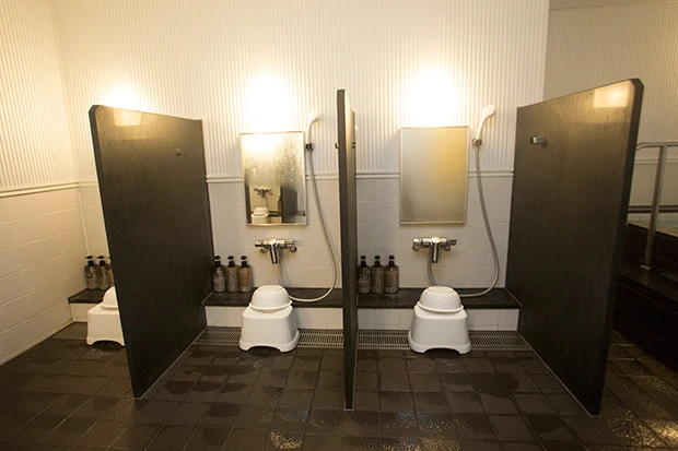 大浴場の各洗い場の仕切りは大きめでプライバシーが重視された設計。うれしい配慮だ