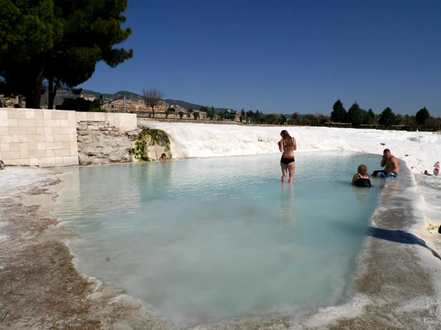 寒さに強い西洋人は水着になって入水