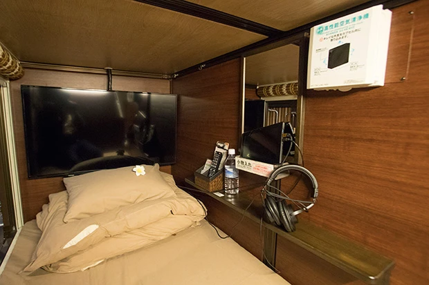 1泊5480円のシアタールームは40インチの大型テレビで1000以上の映画などが視聴可能