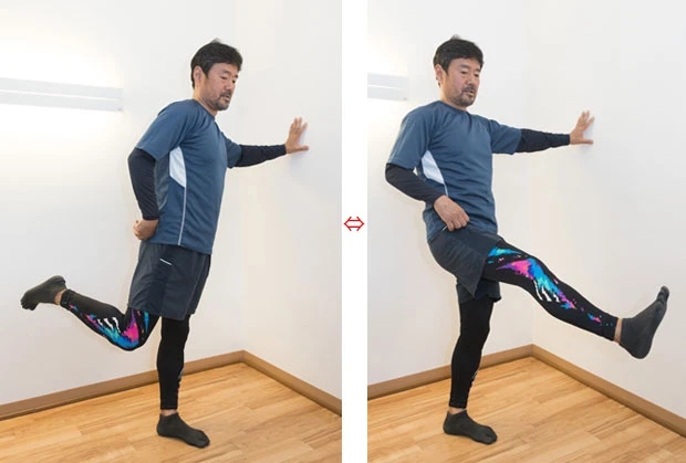 （２）前方に膝を振り上げるように伸ばし、爪先は立てる。この振り子の動きを左右で３０回ずつ