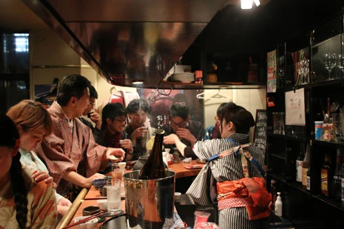 店内は15人も入ればいっぱいの「いま粋バー」。この日は20人以上が来店し、外にも溢れていた