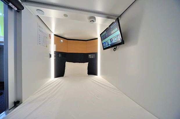 プライベートが守られた個室のような空間。枕元にある充電用のコンセントも便利だ