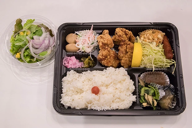 専属シェフが食事を提供している。日曜・祝日は朝のみ営業