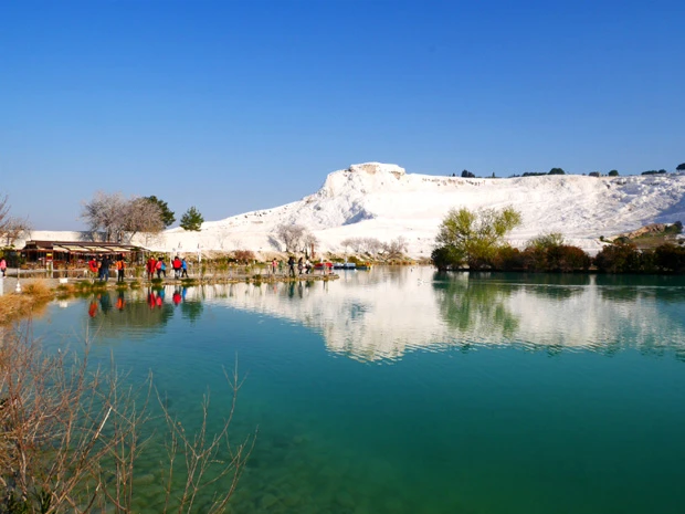 石灰棚ふもとの湖。青緑に輝いていて鏡張りが美しい