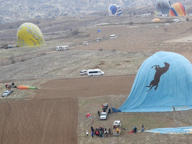 先に着陸している気球たち。トラックの荷台に上手に降りている