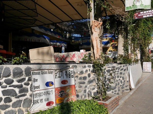 他の日本食店にも「吉野家よりも美味しい牛丼」などと書かれていたりと気になるメニューがあった