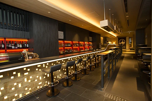 おしゃれなバーはお酒だけでなく、簡単なおつまみも提供している