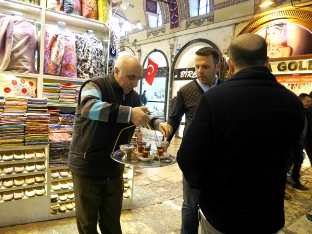 「チャイ」と呼ばれるトルコの紅茶。グランバザール(マーケット)で次々と運ばれてくるチャイは従業員用で、ツケにして後でまとめて払うんだとか