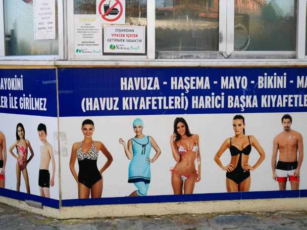 ブルキニと他のセクシー水着女性の並びに違和感