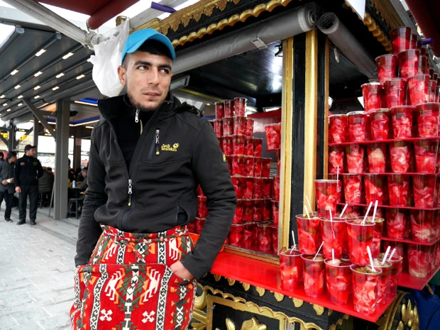 鯖バーガーと並んで売られているのピクルスジュース。駄菓子のさくら大根みたいな赤さのすっぱいピクルス