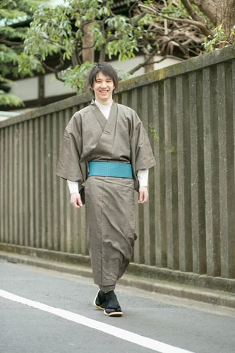 上記と同じ着物に帯を変え、襦袢の代わりにシャツを着た和洋折衷バージョン。これだけでも少しカジュアルになる