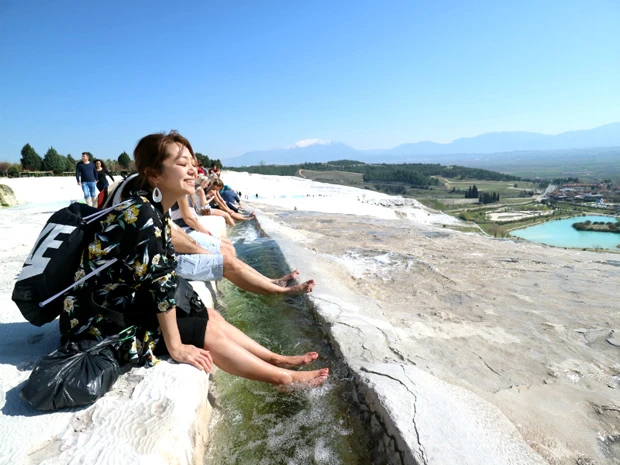 美しい山の稜線を見渡しながら足湯でリラックス