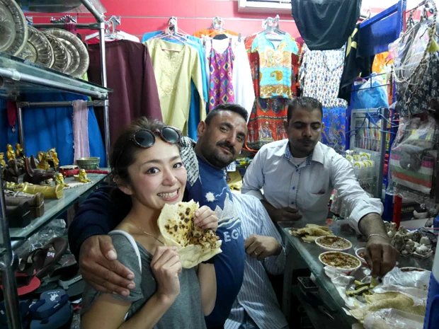 小さな商店に入ったら、お昼ご飯をおすそ分けしてもらいました