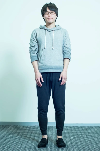  スラックスタイプのパンツ（ユニクロ　ＷＯＭＥＮ　ボアスエットパンツ）で“ドレス”要素を加えて大人っぽく。パンツと同色のシューズ（ＧＵ　スエードタッチローファー）で脚長効果をねらう