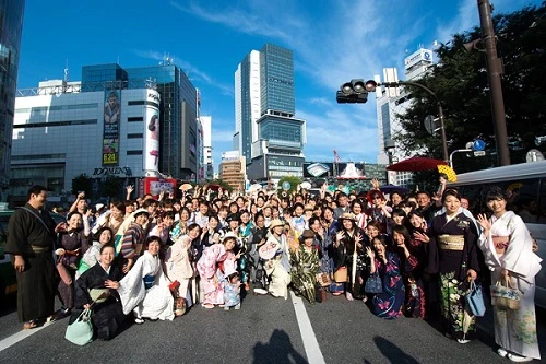 2周年を迎えた「きものDE交流 ~着物で街を埋め尽くせ~」では、渋谷のスクランブル交差点に約200人が集結