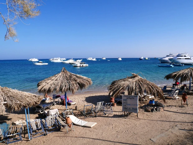 公共のビーチはあまり整備されていないが海のきれい度はバツグン!