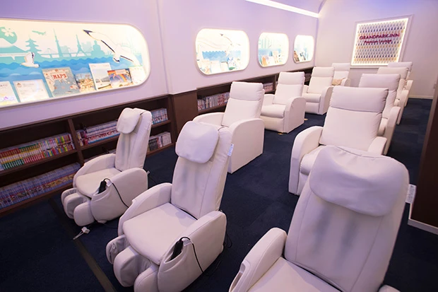 白を基調としたリラクゼーションルーム。マッサージチェアもある。マンガの蔵書も数千冊とかなりの量だ