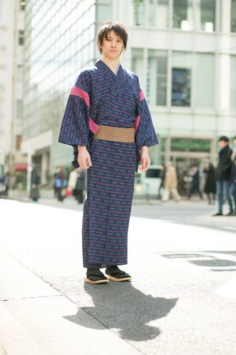 青とピンクの組み合わせがカジュアルに映るが、枯れ葉のような明るい茶色の帯を巻くことでカラフルな印象を抑える