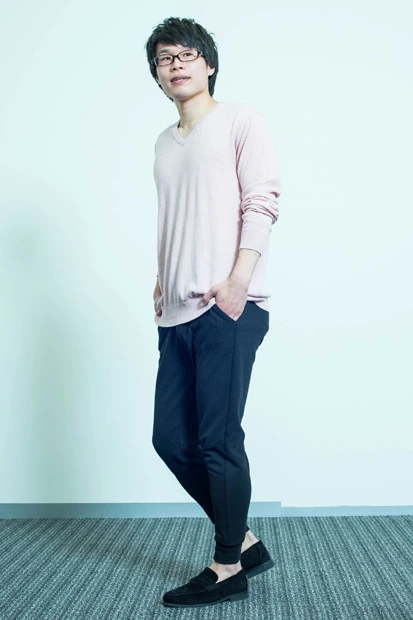 ピンクのカシミア混コットンセーター（ユニクロ　コットンカシミアＶネックセーター）で“ドレス”な印象をプラス。ゆるめのトップスと細身のボトムスでＹラインを作る