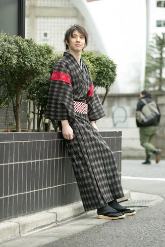 暗いトーンの女着物だが、帯とリメイクで継ぎ足した部分の赤が映える